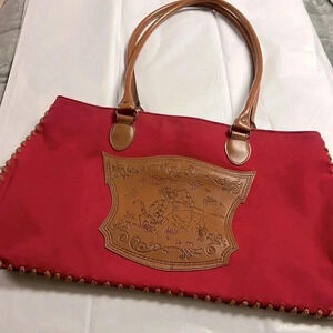 - Disney Winnie the Pooh and Tiger too tote. Great condition